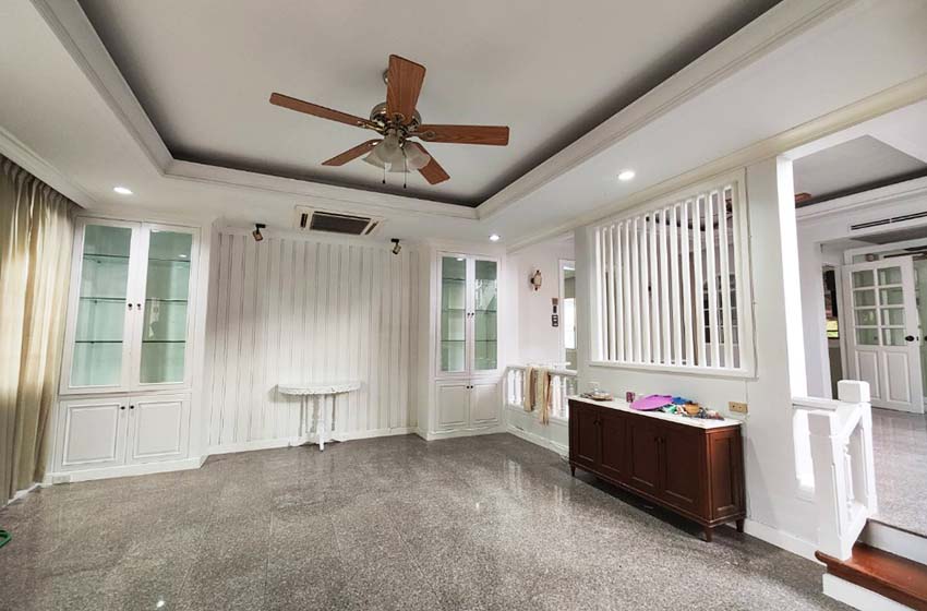House with Shared Pool in Srinakarin 